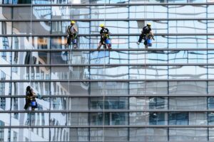 Dịch Vụ Lau Kính Tại Nhà: Giải Pháp Sạch Sáng, Tiện Lợi Cho Mọi Gia Đình