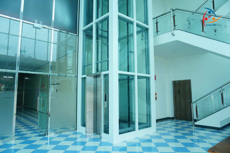 Vách kính chống cháy có cách âm không? Giải đáp chi tiết