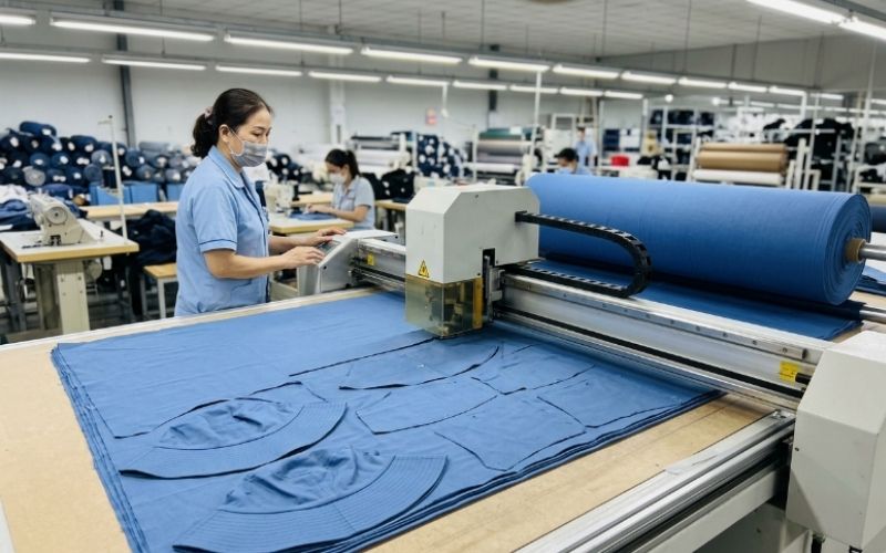 Bước 3: Cắt vải theo rập chuẩn để tiến hành may nón tai bèo 